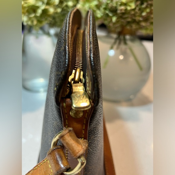 Vintage Authentic Louis Vuitton Crossbody Bucket Purse - Picture 15 of 16